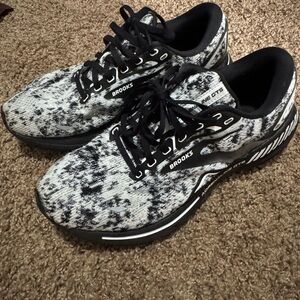 Women’s Brooks Adrenaline tennis shoes